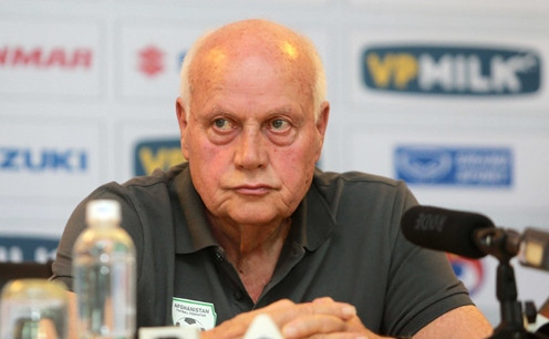 HLV Otto Pfister của ĐT Afghanistan.