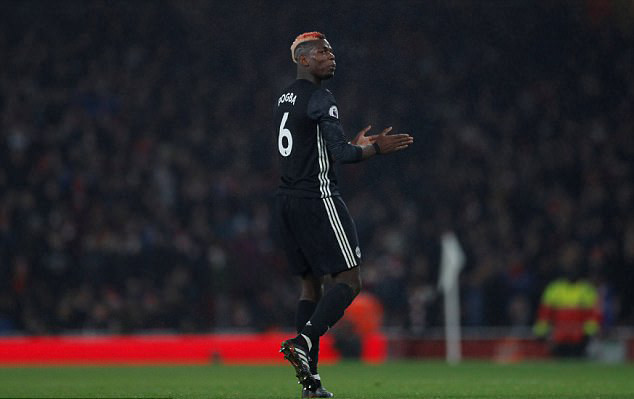 Pogba vỗ tay mỉa mai trọng tài khi bị đuổi khỏi sân.