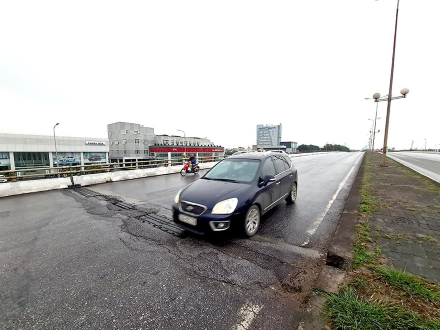 Dự án BOT tuyến tránh TP Thanh Hoá dừng thu phí nhiều năm nay, tuyến đường xuống cấp, hư hỏng, tiềm ẩn nguy cơ mất an toàn giao thông như nhà đầu tư chỉ bảo trì cầm chừng.