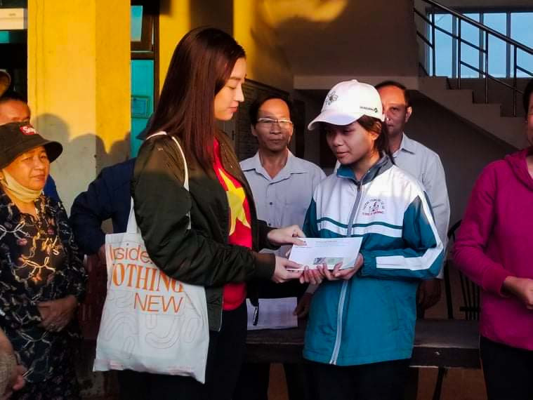 Dang tay ôm lấy đồng bào vùng bão lũ