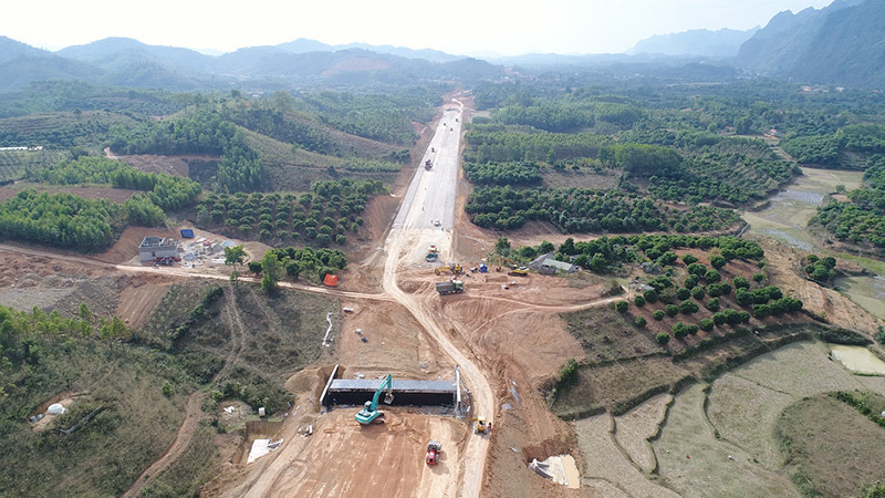 Thi công cao tốc Bắc Giang - Lạng Sơn.