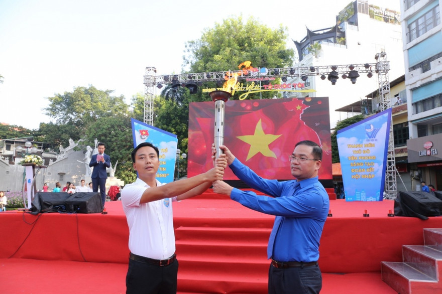 Ngọn đuốc lửa thiêng được lấy từ tượng đài Vua Lý Thái Tổ được anh Nguyễn Ngọc Việt,Bí thư Thành Đoàn Hà Nội, Chủ tịch Hội LHTN TP Hà Nội và anh Nguyễn Đức Tiến, Phó Bí thư Thành Đoàn Hà Nội tiếp nhận thắp sáng tại Tượng đài cảm tử quân.