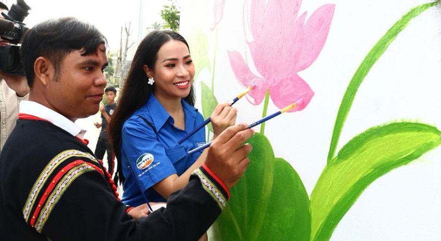 Anh Y Hlý Niê Kdăm, dân tộc Ê Đê "Nhân vật truyền cảm hứng vẽ tranh bích họa tại trường THCS Tứ Liên, Tây Hồ, Hà Nội.