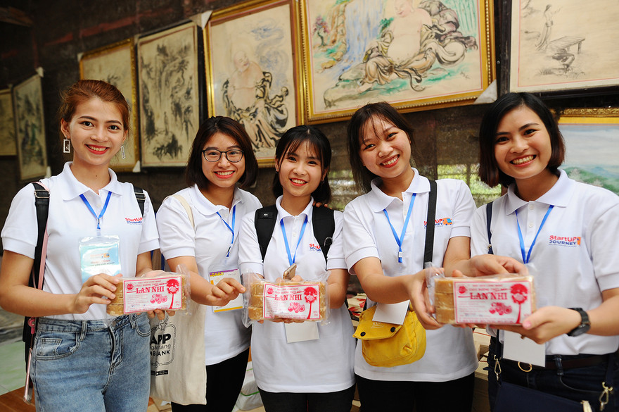 Các bạn trẻ trải nghiệm, khám phá các đặc trưng du lịch địa phương.