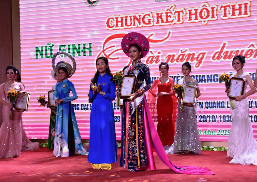 Hoa khôi Nữ sinh tài năng duyên dáng Tuyên Quang năm 2019 - Đào Phương Quỳnh tại đêm đăng quang.