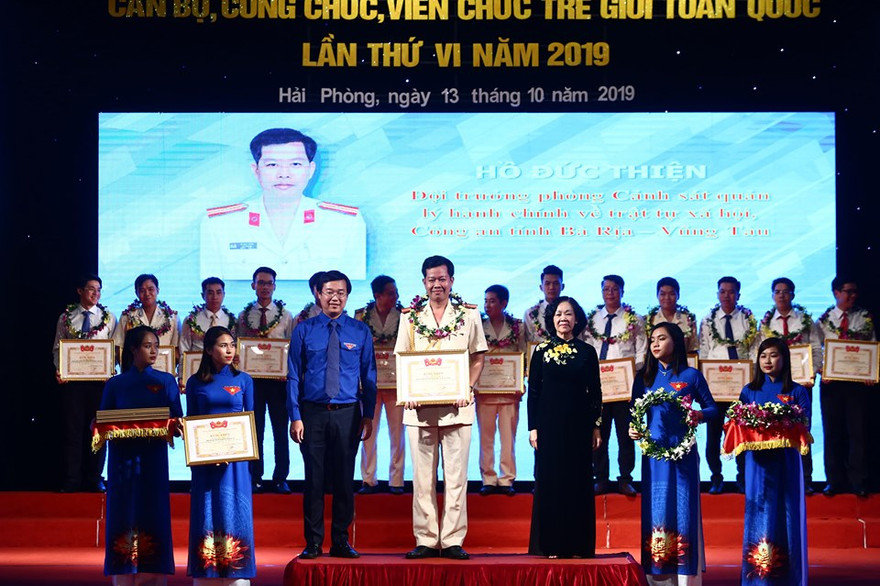 Bà Trương Thị Mai, Ủy viên Bộ Chính trị, Trưởng ban Dân vận T.Ư và anh Lê Quốc Phong, Bí thư thứ nhất T.Ư Đoàn, Chủ tịch T.Ư Hội LHTN Việt Nam trao Bằng phần thưởng cho các cán bộ, công chức, viên chức trẻ giỏi 2019. Ảnh: Bảo Anh