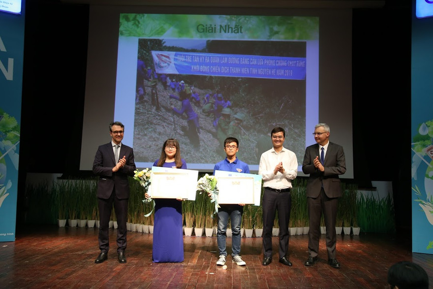 Anh Bùi Quang Huy, Bí thư T.Ư Đoàn và ông Giorgio Aloberti, Đại sứ bổ nhiệm Liên minh Châu Âu tại Việt Nam và ông Nicolas Warnery , đại sứ cộng hoà Pháp tại Việt Nam trao giải Nhất và giải Nhì của cuộc thi. 