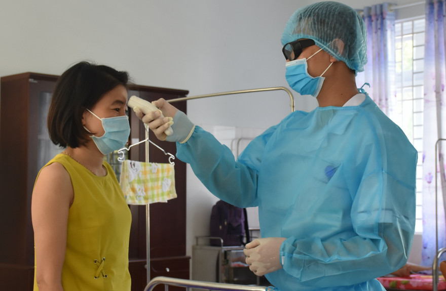 Kiểm tra thân nhiệt một người đang cách ly ở Bà Rịa- Vũng Tàu