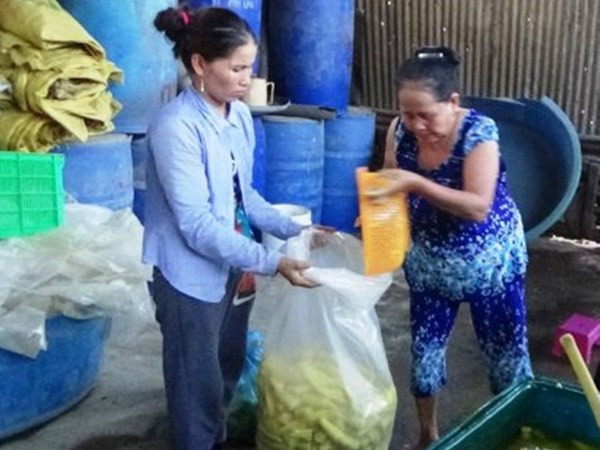 Bà Lập (bên phải) cùng lượng măng đặc sản vừa ngâm hóa chất