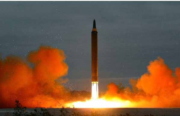 Tên lửa Hwa-song 12 tầm trung vừa được Triều Tiên phóng thử hôm 29/8. Ảnh: RT