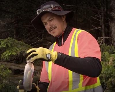 Chiếc chai nhựa ném xuống biển 9 năm trước đã được một thủy thủ nhặt được.