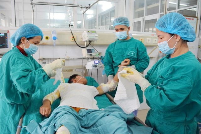 Các bác sĩ chăm sóc tích cực cho bệnh nhân tại Viện Bỏng Quốc gia. 