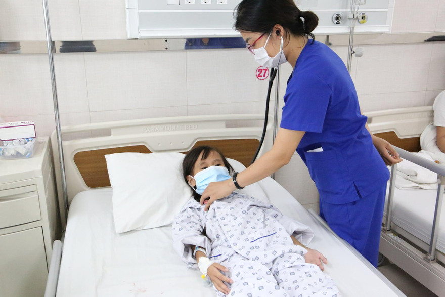 Bé gái được cấp cứu và đang dần hồi phục sau khi bị đuối nước do ngã xuống suối. Ảnh: BS cung cấp