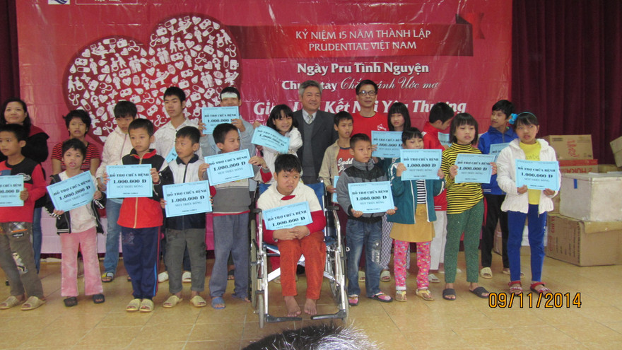 Trẻ em khuyết tật nhận hỗ trợ viện phí của công ty Prudential
