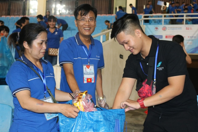 Các CĐV vui vẻ dọn rác tại sân vận động Mỹ Đình tối 5/8.