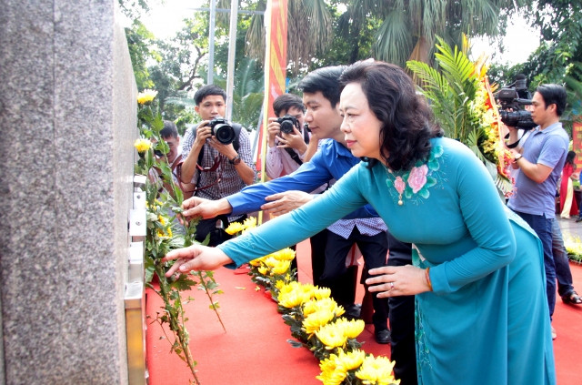 Phó bí thư thường trực Thành Ủy Hà Nội Ngô Thị Thanh Hăng và Bí thư T.Ư Đoàn Nguyễn Ngọc Lương dâng hoa tưởng niệm tại Tượng đài Bác Hồ - Bác Tôn,