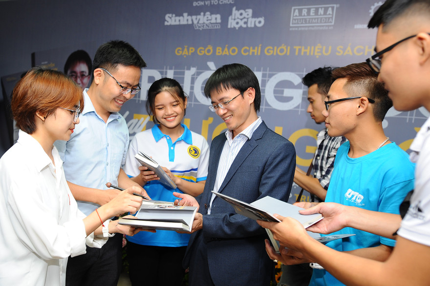 Nhà báo Nguyễn Tuấn Anh, rưởng ban biên tập, Thư ký Toà soạn báo Sinh Viên Việt Nam tặng cuốn sách: "TRƯỜNG HỌC hay TRƯỜNG ĐỜI" cho sinh viên Hà Nội. Ảnh: Dương Triều 