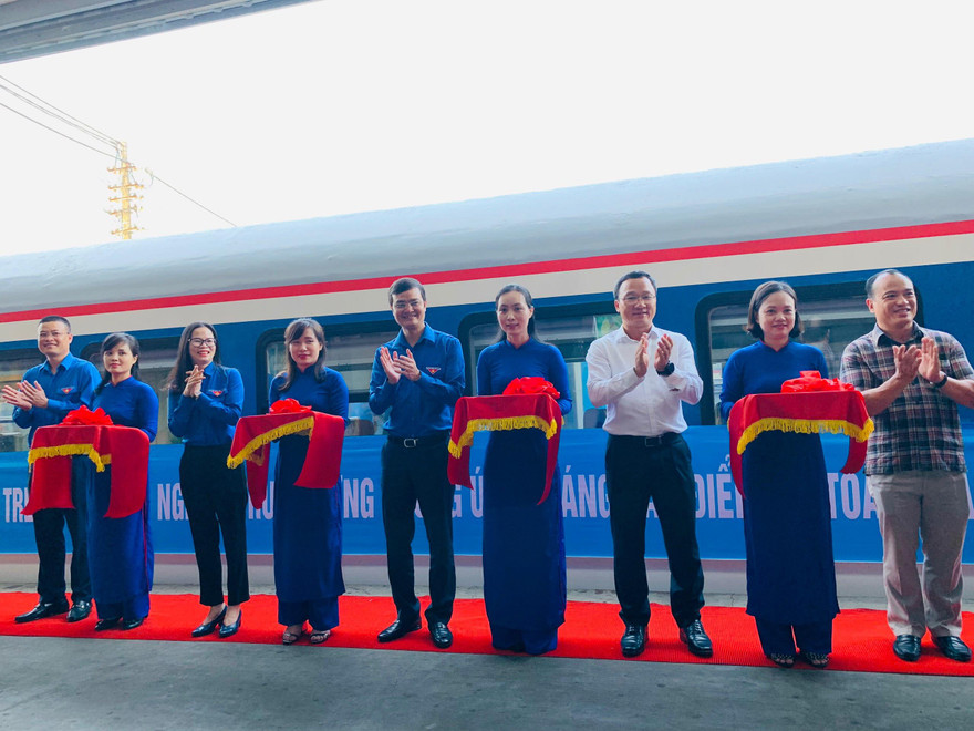 Anh Bùi Quang Huy, Bi thư T.Ư Đoàn, Chủ tịch T.Ư Hội SVVN và ông Khuất Việt Hùng, Phó Chủ tịch chuyên trách Ủy ban An toàn giao thông Quốc gia cắt băng khai trương Đoàn tàu tuyên truyền an toàn giao thông.