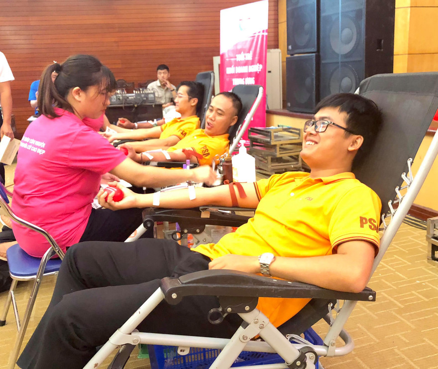 Niềm vui của các bạn trẻ khi được sẻ chia giọt máu đào cho những người bị bệnh đang cần máu.