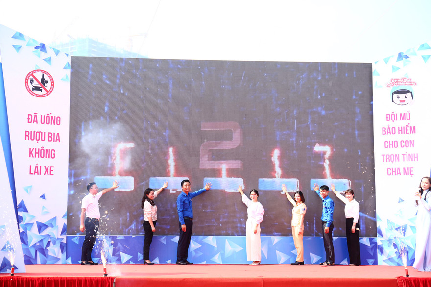 Đại diện lãnh đạo Trung ương Đoàn, Thành đoàn Hà Nội và các đơn vị bấm nút khai mạc Ngày hội Thanh niên với văn hóa giao thông 2019