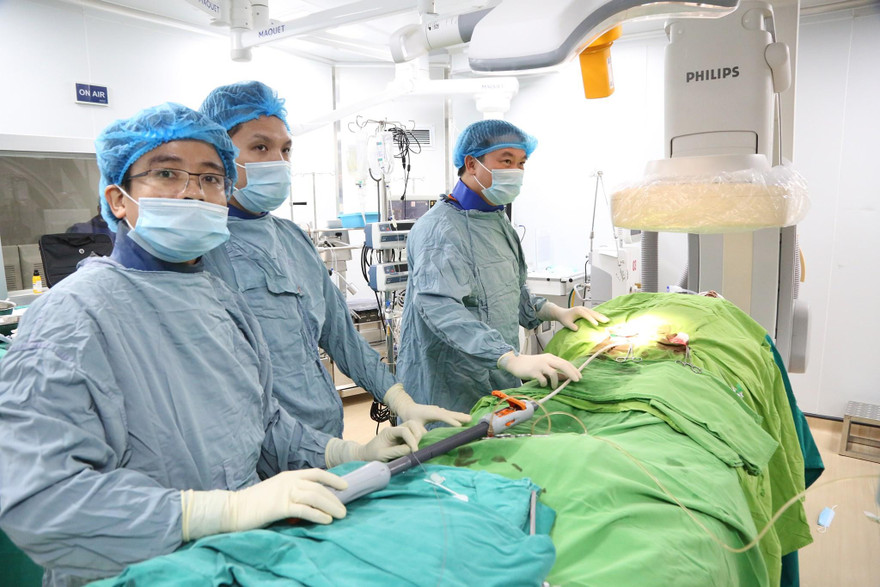 Các BS Bệnh viện tỉnh Phú Thọ trong ca phẫu thuật cứu cụ ông bị phình lớn quai động mạch chủ đe dọa vỡ. Ảnh: BV cung cấp