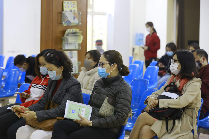 Người lao động làm thủ tục hưởng Bảo hiểm thất nghiệp tại Trung tâm Dịch vụ việc làm Hà Nội. Ảnh: Như Ý.