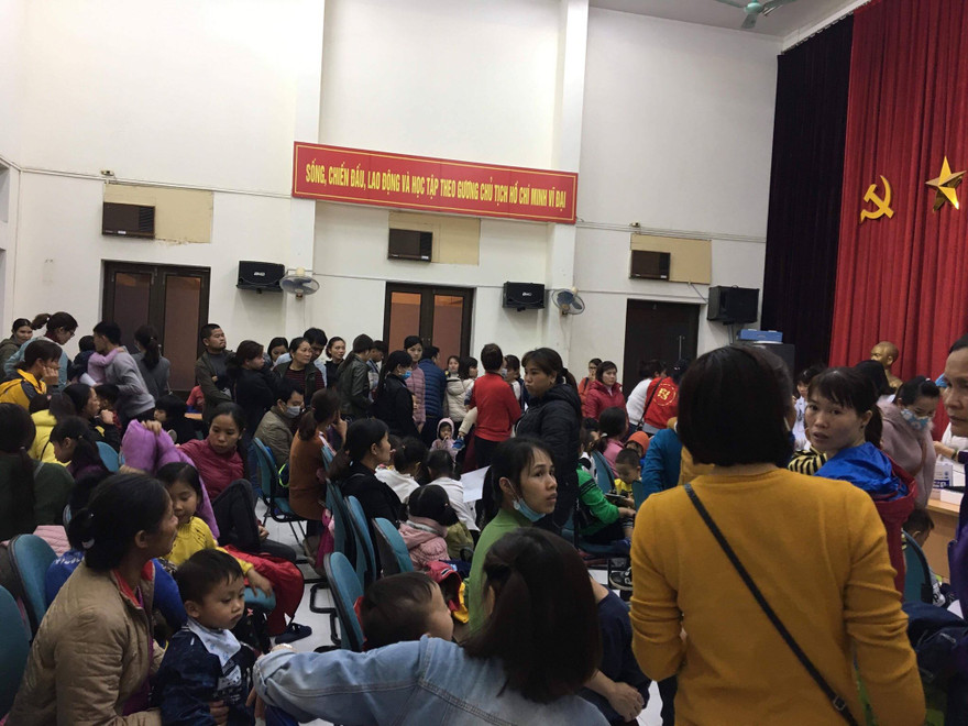 BV Nhiệt đới TƯ huy động cả hội trường để đón tiếp, phát số và làm xét nghiệm cho các bé