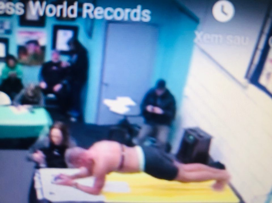 George Hood,đã giữ tư thế plank liên tục hơn 8 tiếng đồng hồ.