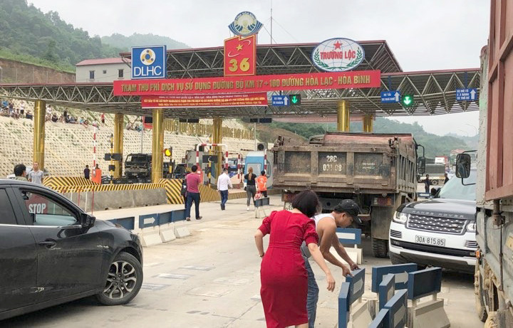 Người dân tập trung phản đối trạm thu phí BOT Hòa Lạc - Hòa Bình gây ùn tắc, khiến nhà đầu tư phải xả trạm