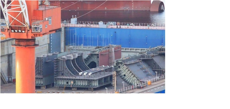 Một phần thân tàu tại nhà máy đóng tàu Đại Liên được cho là tàu ngầm đổ bộ Type075, chứ không phải tàu sân bay Type002. Ảnh: Sina