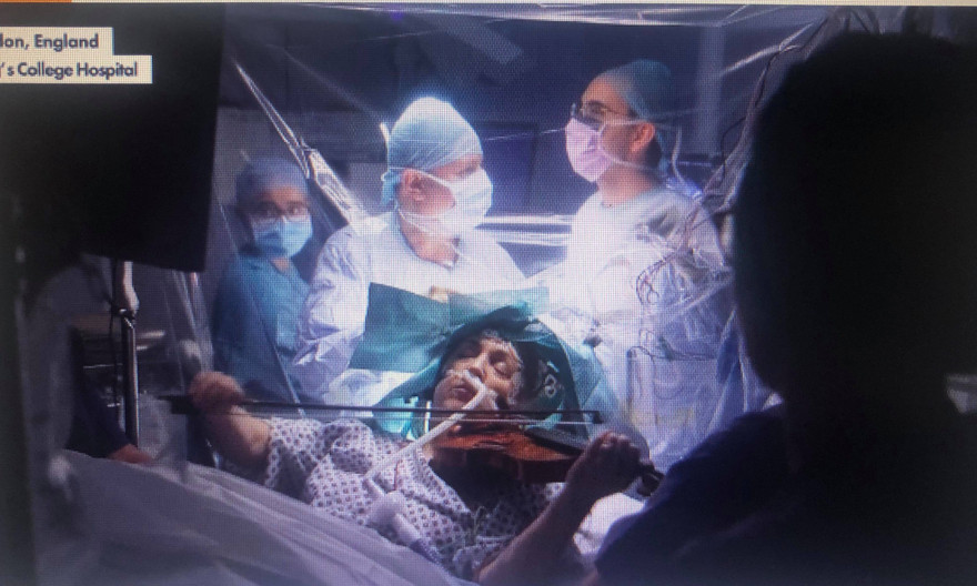 Nữ nghệ sỹ người Anh đang chơi đàn khi bác sỹ mổ não cho bà.