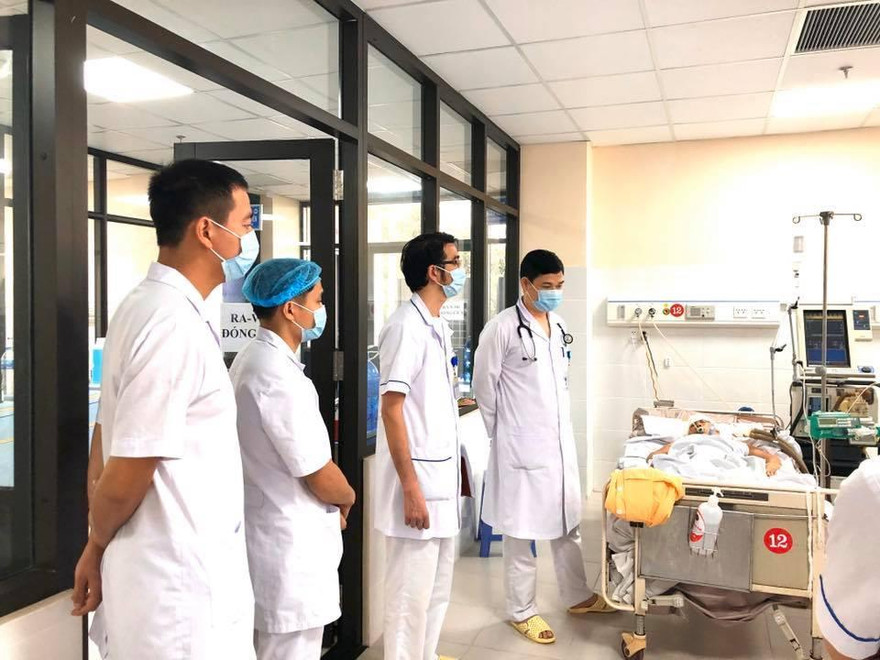 Các y bác sĩ BV Đa khoa Hòa Bình kiểm tra sức khỏe cho bệnh nhân bị ngộ độc rượu. Ảnh: Bv cung cấp