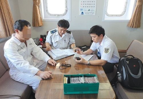 Kiểm tra thuyền viên tàu nước ngoài cập cảng Việt Nam. Ảnh minh hoạ.