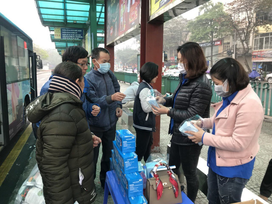 Phát khẩu trang miễn phí cho khách đi xe buýt tại Hà Nội. Ảnh: BGT.