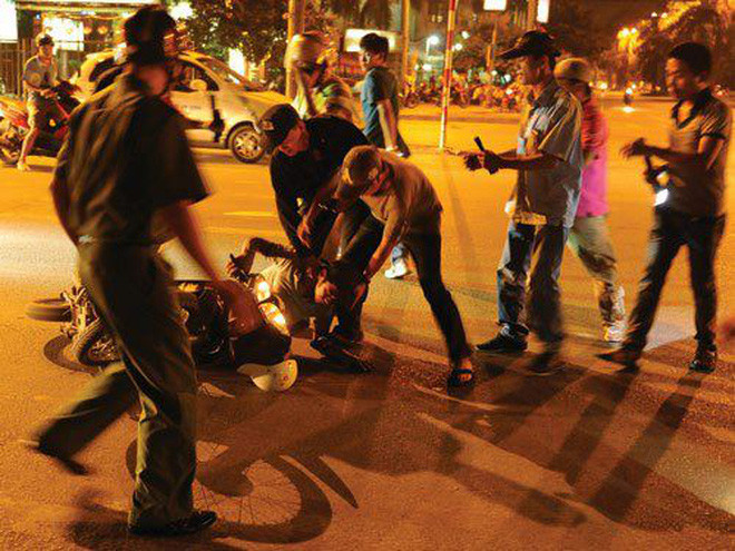 Lực lượng 141 quật ngã đối tượng trên phố