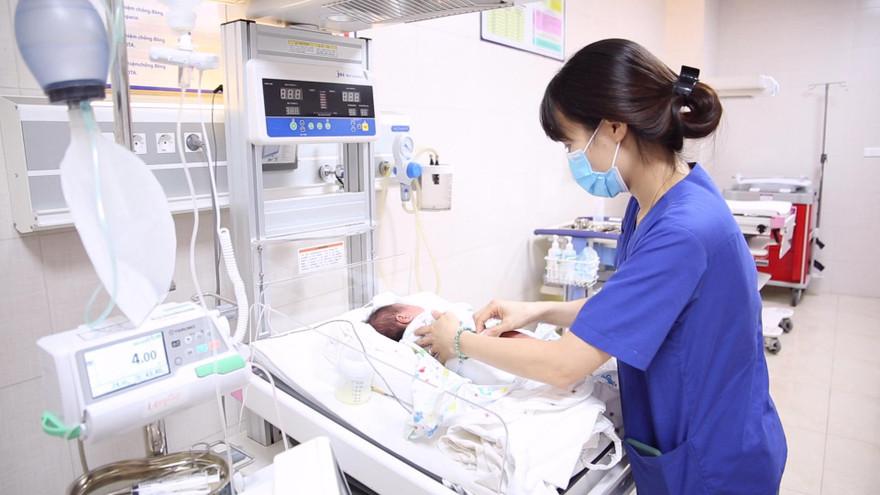 Sau phẫu thuật, trẻ được chăm sóc, điều trị tích cực tại khoa Sơ sinh. Ảnh: BS cung cấp