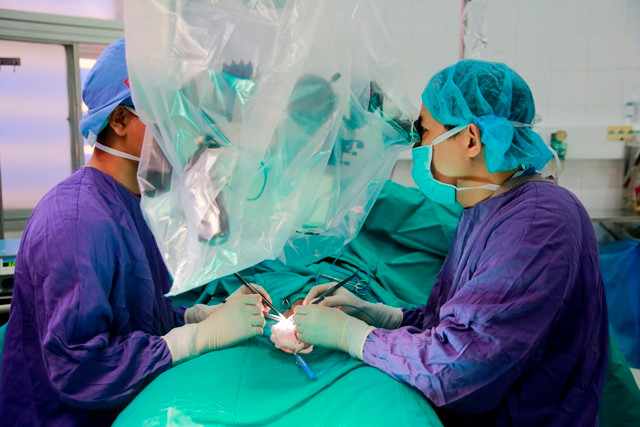 Các bác sĩ tiến hành phẫu thuật cho bệnh nhân 