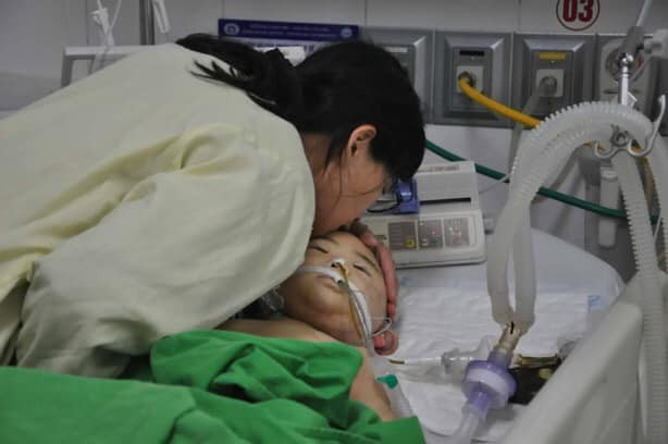 Mẹ bé hôn tạm biệt con trước khi bé rời xa cuộc đời