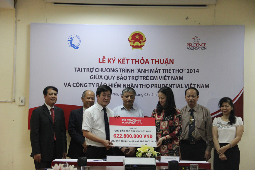  Bà Nguyễn Phương Anh, Giám đốc Huấn luyện và Hỗ trợ Cộng đồng Cty Prudential Việt Nam trao khoản tài trợ cho Quỹ Bảo trợ Trẻ em Việt Nam trước sụ chứng kiến của ông Doãn Mậu Diệp - Thứ trưởng Bộ Lao động -Thương binh và Xã hội 