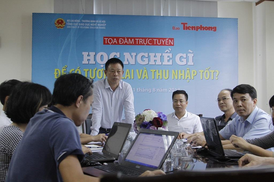 Toàn cảnh toạ đàm trực tuyến “Học nghề gì để có tương lai và thu nhập tốt”.