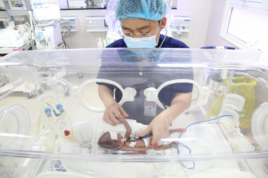 Bệnh nhi có tiến triển tốt, cân nặng tăng lên 1000gr sau 38 ngày điều trị. Ảnh: BV cung cấp