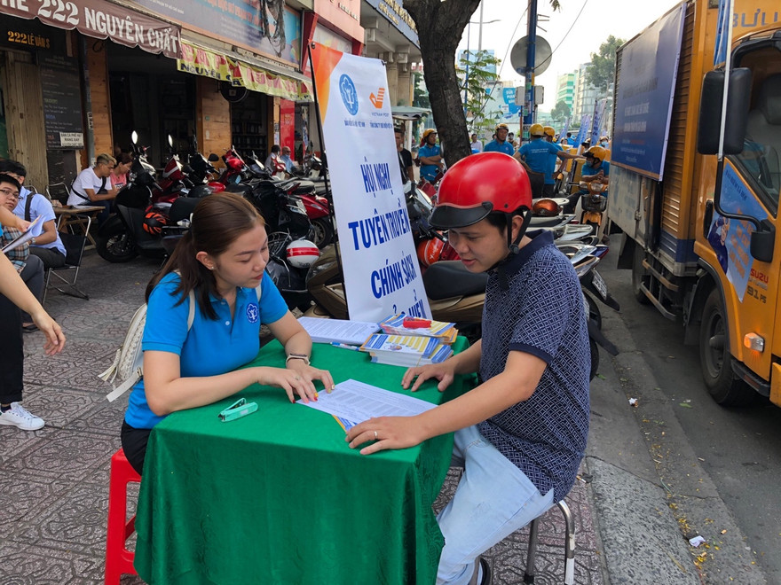 Cán bộ BHXH tuyên truyền chính sách BHXH tự nguyện, BHYT hộ gia đình.