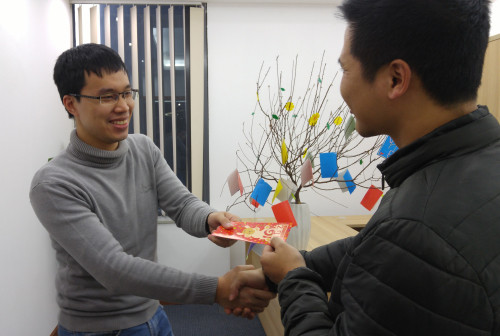 Xông đất đầu năm là tục lệ của nhiều gia đình Việt. Ảnh: Công Tâm.