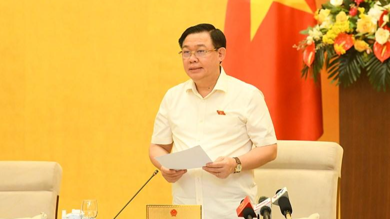 Chủ tịch Quốc hội Vương Đình Huệ phát biểu tại phiên họp.