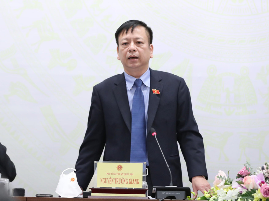 Ông Nguyễn Trường Giang, Phó Chủ nhiệm Ủy ban Pháp luật tại buổi họp báo. Ảnh Như Ý