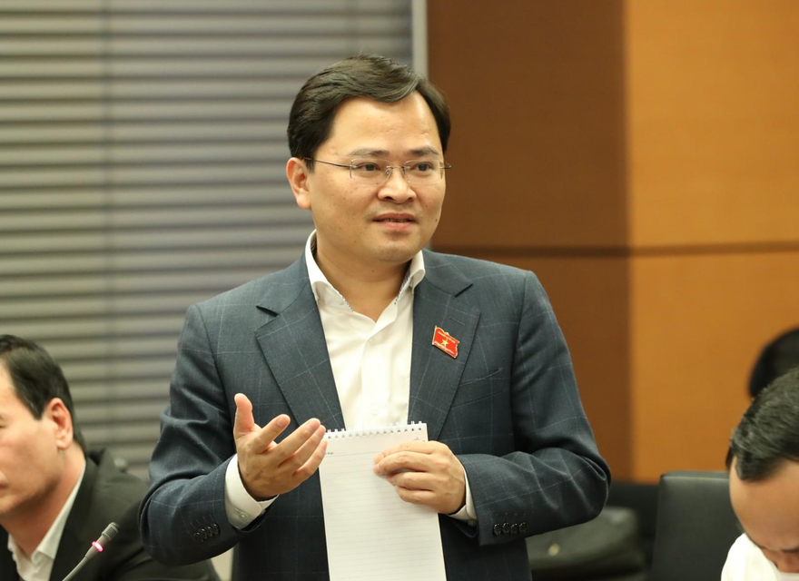 Đại biểu Quốc hội, Bí thư thứ nhất T.Ư Đoàn Nguyễn Anh Tuấn tại phiên thảo luận. Ảnh: Như Ý