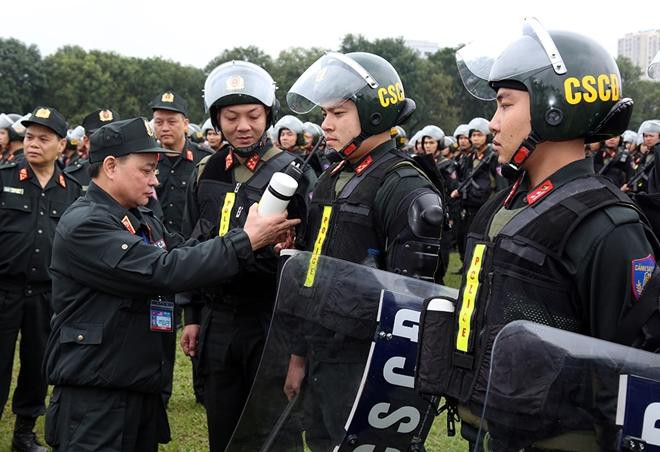 Trung tướng Phạm Quốc Cương kiểm tra công tác ứng trực của cán bộ chiến sĩ. Ảnh Báo CAND