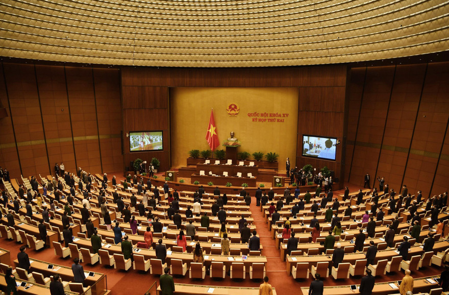 Quốc hội khai mạc kỳ họp thứ hai, dành phút mặc niệm đồng bào tử vong, cán bộ, chiến sĩ hy sinh do dịch COVID-19. Ảnh Như Ý