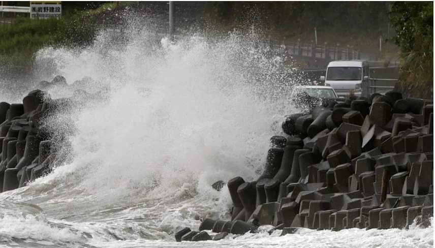 Bão Haishen gây sóng lớn ở Nhật Bản