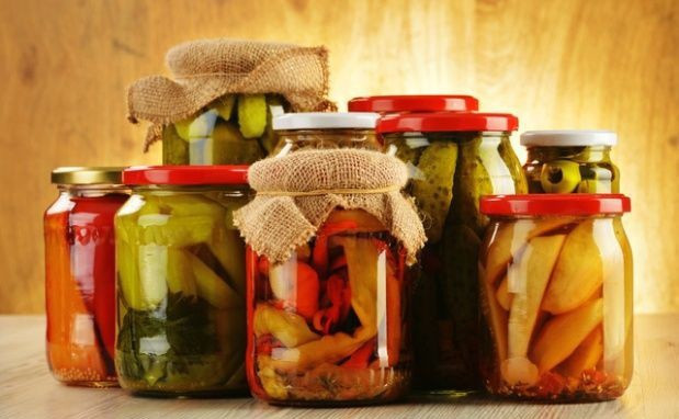 Theo các chuyên gia, thói quen tiêu thụ nhiều một số thực phẩm lên men, đặc biệt là cho quá nhiều muối có liên quan đến ung thư dạ dày. Ảnh minh hoạ: Internet